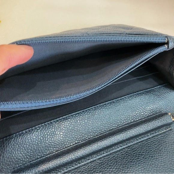 Classic Quilted Iridescent Wallet On Chain - Picture 5 of 16